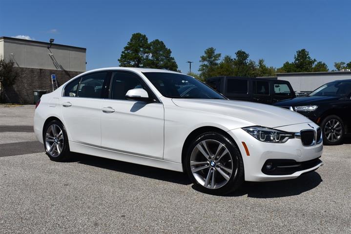 2018 BMW 3 Series 330i image 2