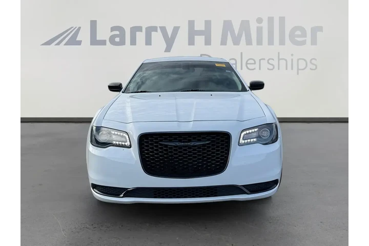 $28692 : Chrysler 300 2023 Touring 4d image 8