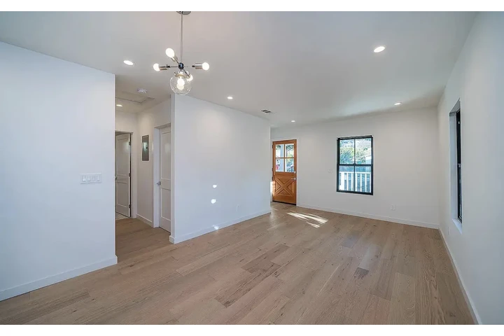 $1050 : beautifully Cute family home image 3