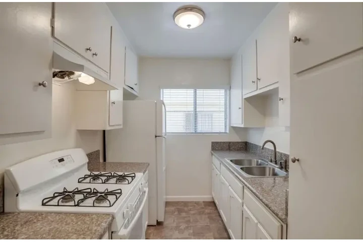 $1985 : 2 Bedroom with parking in LA image 5