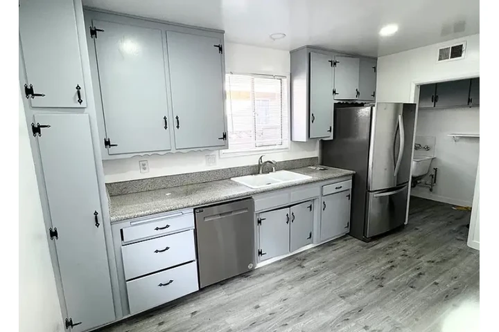 $2330 : Discover this exceptional 4-br image 2