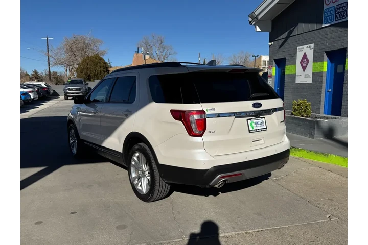 2016 Explorer XLT FWD image 7