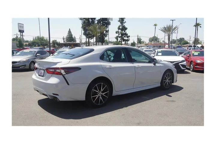 $27500 : 2024 Camry SE Sedan 4D image 6