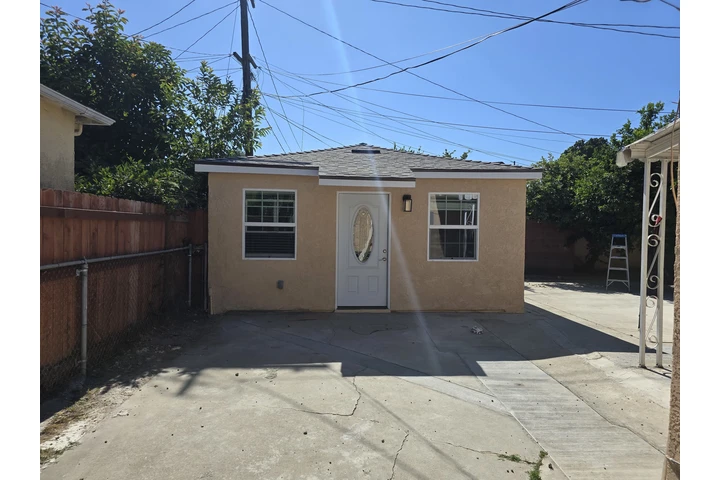 $1850 : Nuevo Estudio en South Gate image 2