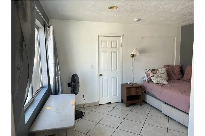 $900 : Cuarto de Renta image 2