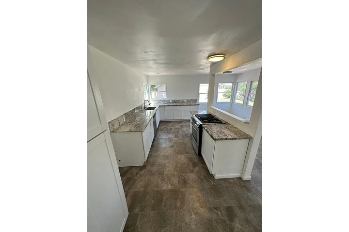 $900 : Beautiful recently remodeled ! image 4