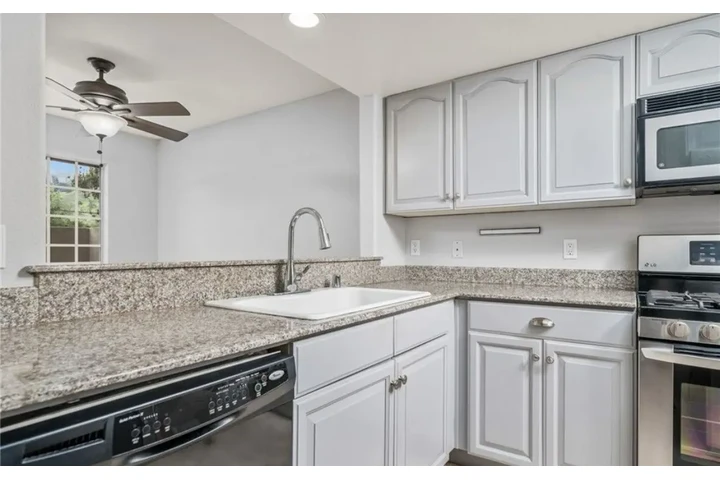 $1900 : 2 Bedroom Apt in Central LA image 4
