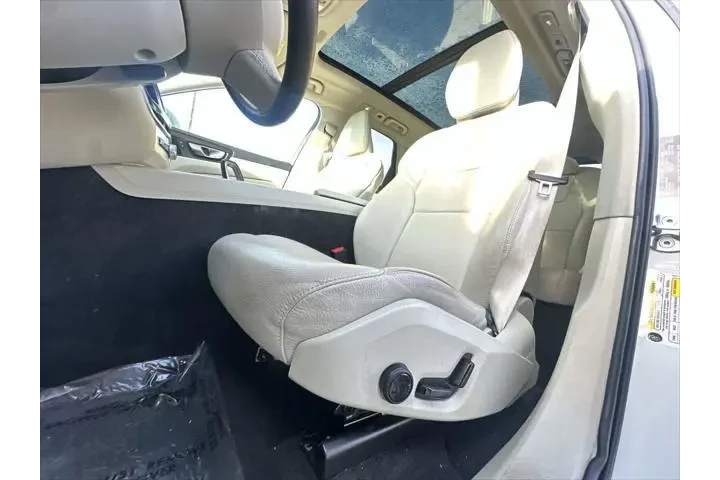 $29999 : Volvo XC60 2022 AWD B5 Momen image 4