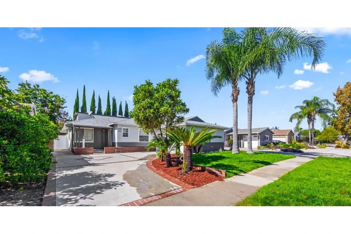 $2350 : Stunning Neighborhood image 1