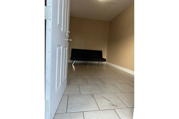 $1700 : Renta efficiency /  un cuarto image 7