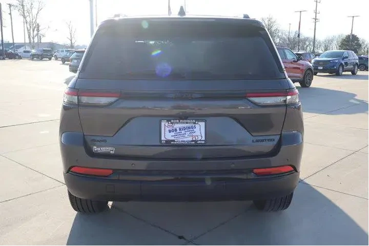 $37990 : Jeep Grand Cherokee 2024 4x4 image 6