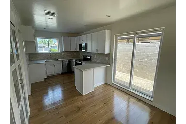$2000 : Charming 2bed for rent in LA image 6