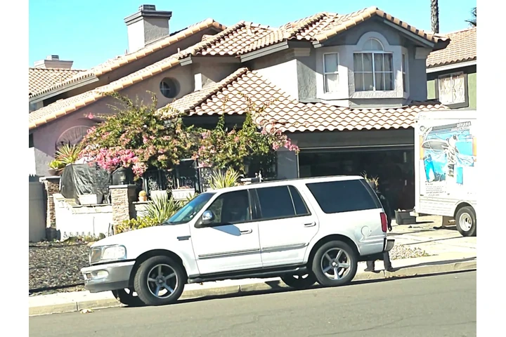 $2700 : FORD Expedition color Blanco. image 3