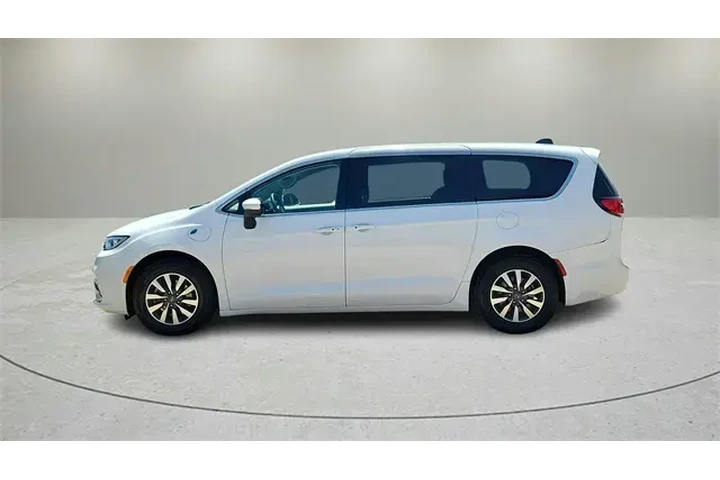 $25207 : Chrysler Pacifica Plug-In Hy image 4