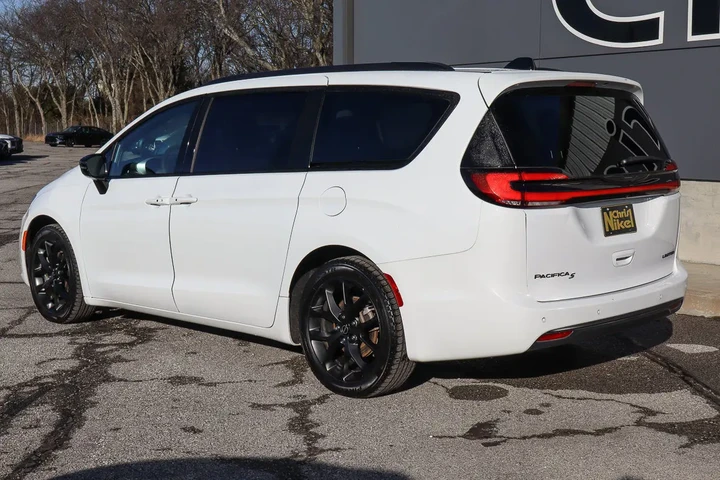 $34388 : 2025 Pacifica Limited FWD image 6