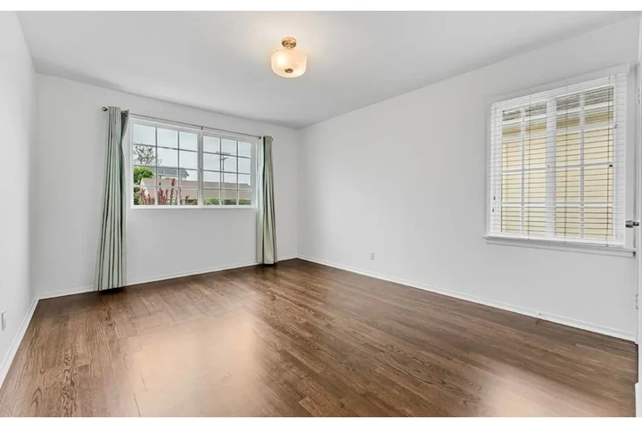 $2600 : Spacious Yard image 4