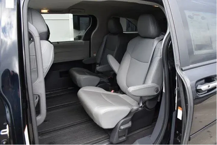 $33700 : Toyota Sienna 2022 AWD XLE 7 image 10