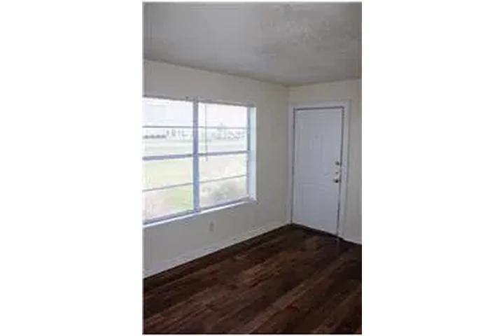 $775 : Rental property with 2 bedro image 3