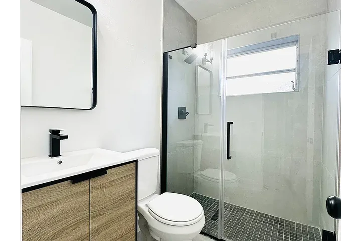 $800 : Spacious and renovated 2 bed ! image 5