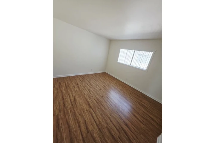 $1970 : 2 Bedroom Apt in James M wood image 6