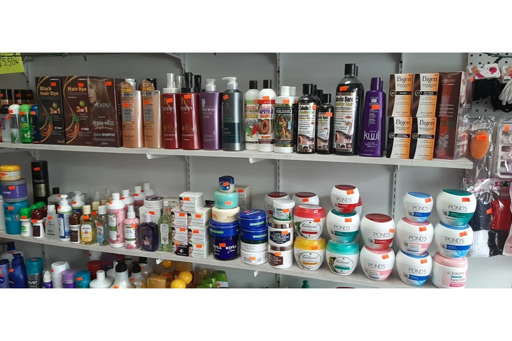 Perfumes y cosmeticos image 8