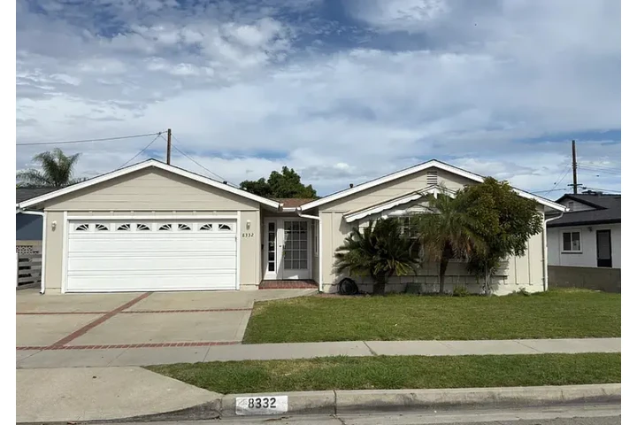 $2200 : Casa De renta🏠 Buena Park image 1