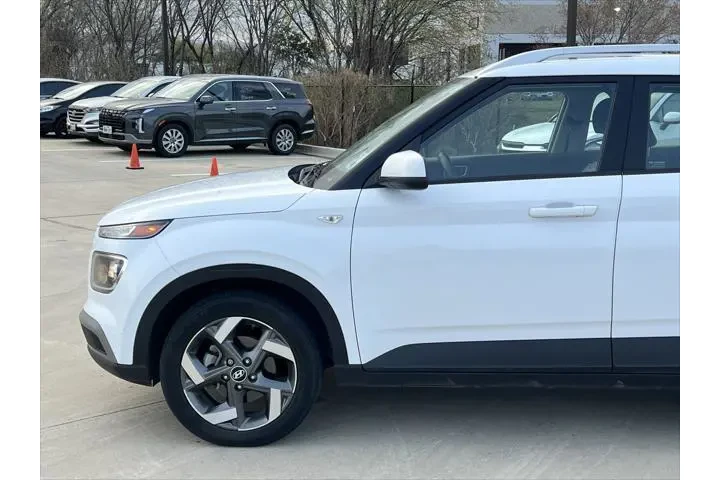 $17499 : Hyundai VENUE 2023 SEL 4dr C image 7