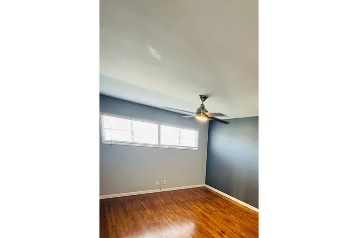 $1000 : Spacious kitchen cabinets home image 2