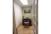 RENTA SUITE / MESA DE MANICURA en Hialeah