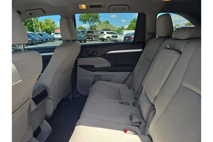 $14995 : Toyota Highlander 2017 LE 4d image 8