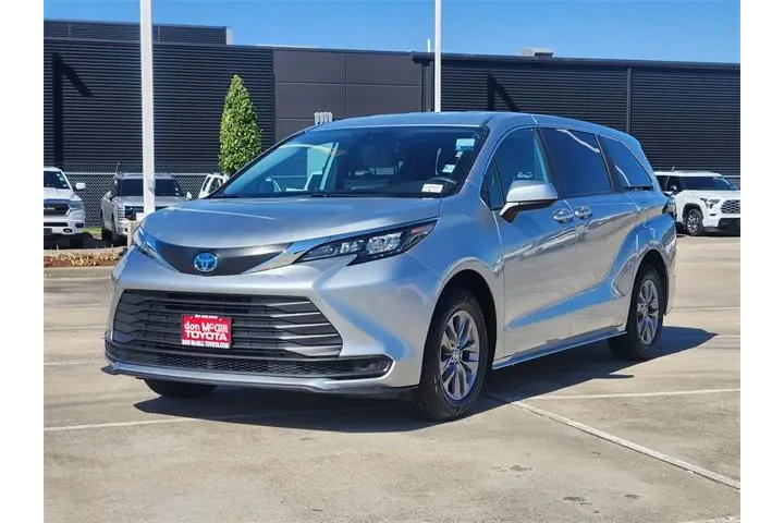 $38961 : Toyota Sienna 2025 LE 8-Pass image 3