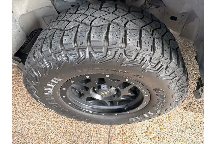 $31497 : Ram 1500 2021 4x4 Laramie 4d image 2