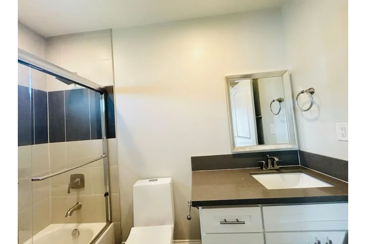 $1955 : 2 Bedroom Apt In Los Angeles image 6