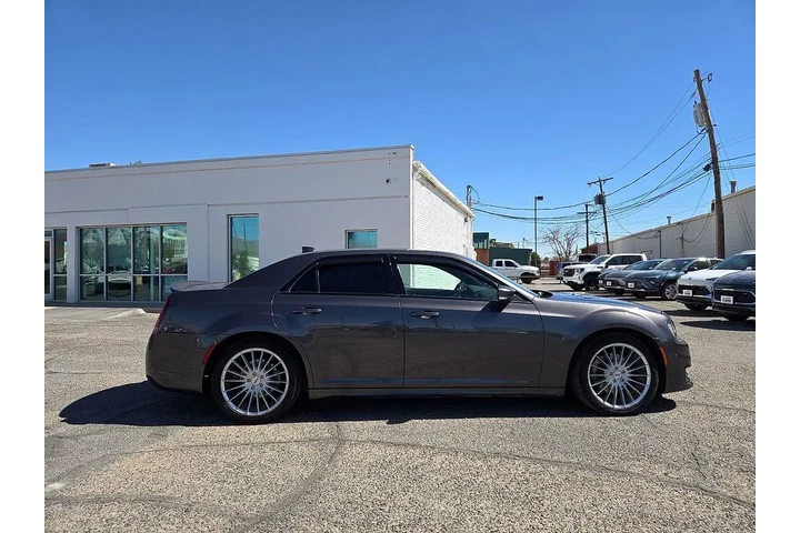 $32995 : Chrysler 300 2022 S V8 4dr S image 2