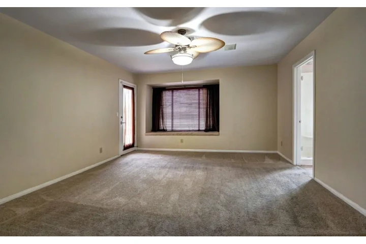$1400 : 3Bed/2Bath Home in Las Vegas image 5
