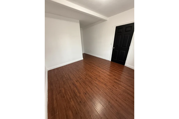 $1200 : Cuarto con baño image 1
