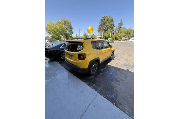 $12888 : 2018 Renegade Latitude image 8