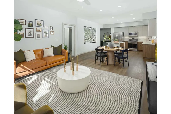 $2500 : Apartment building image 8