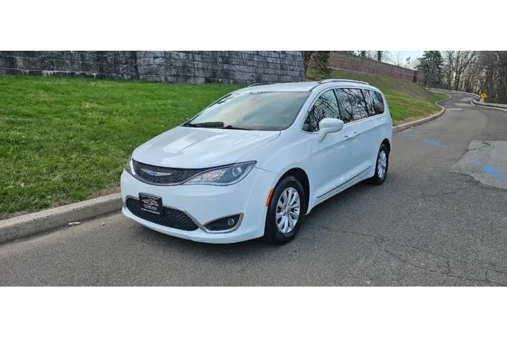 $10495 : 2018 Pacifica Touring L image 4