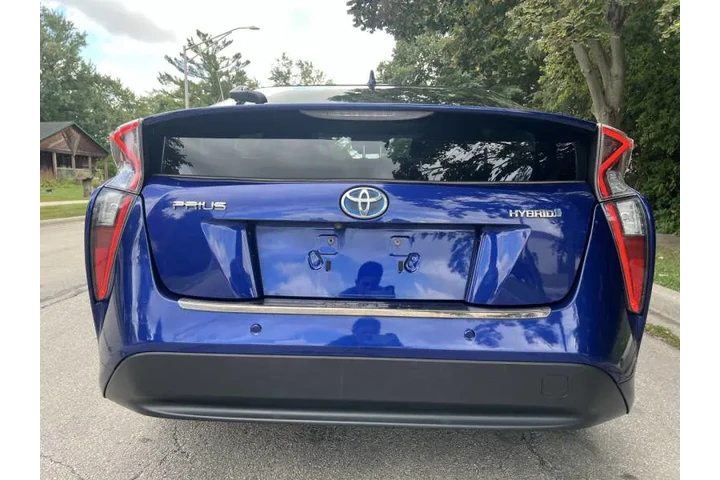 $15991 : 2017 Prius Three image 8
