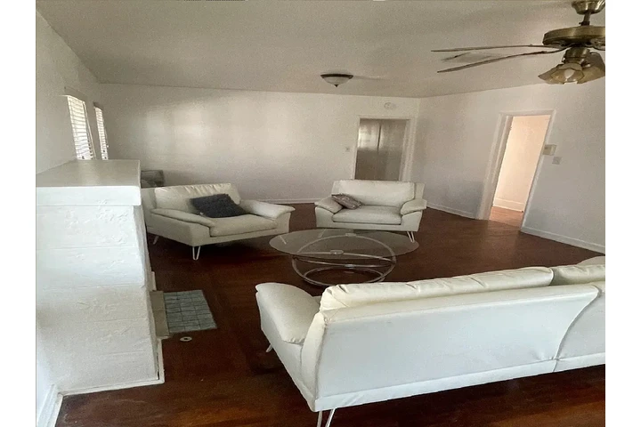 $980 : Charming hardwood floor image 3