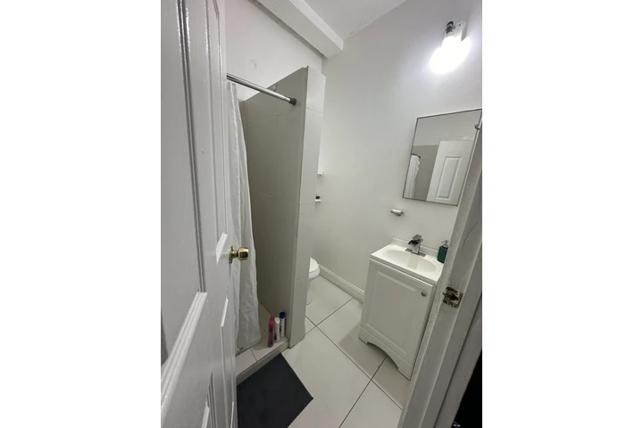 $700 : RENTO CUARTO EN ORLANDO image 3