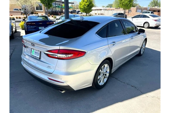 2019 Fusion SE image 5