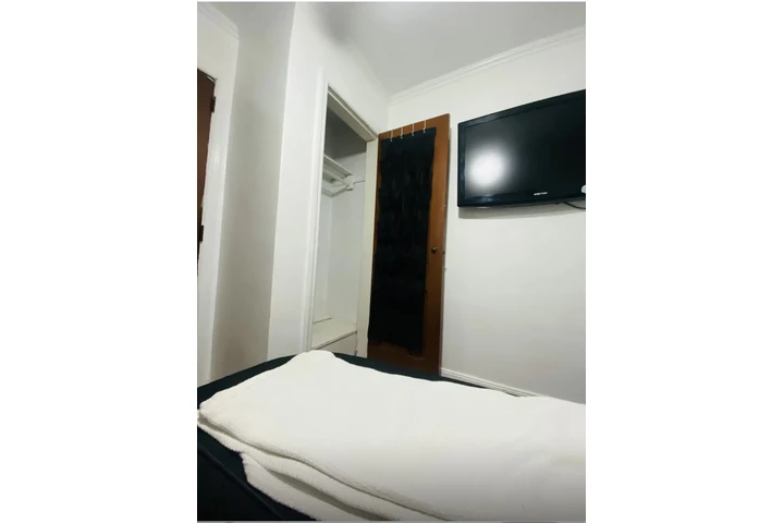 $1000 : Small room 2block queen center image 2