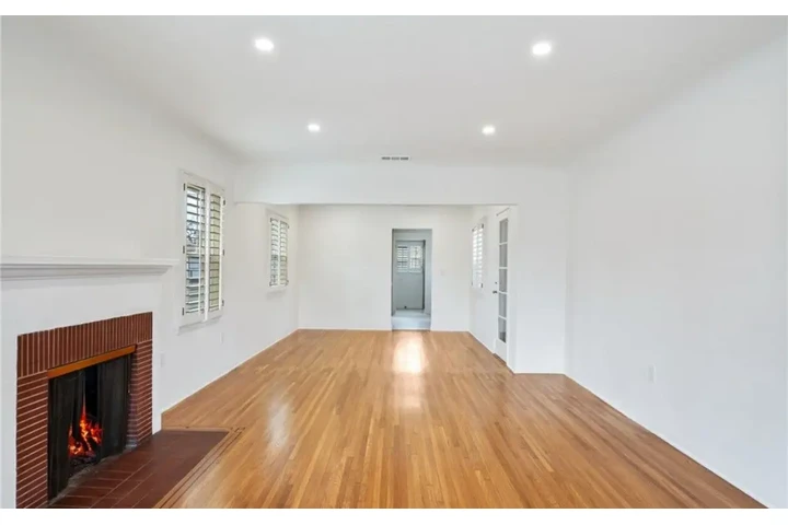 $2500 : 3 Bed 2 Bath in Degnan Blvd LA image 2