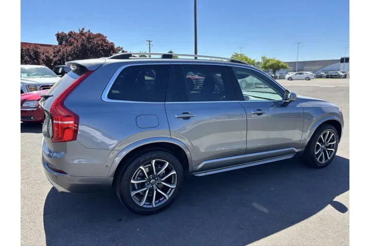 2017 XC90 T6 Momentum image 9