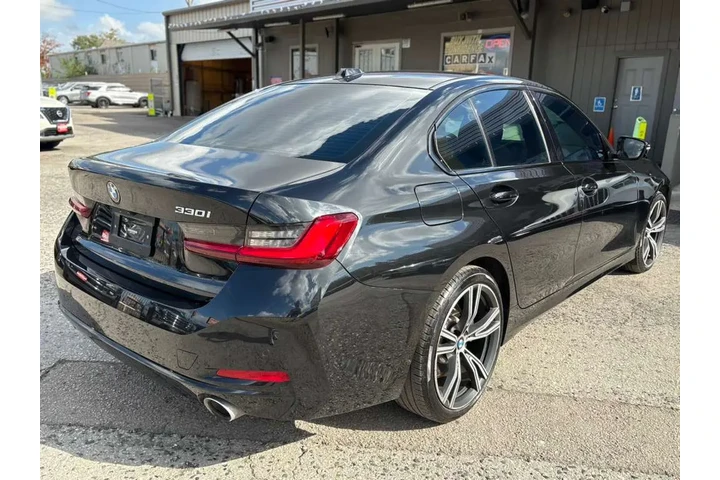 2023 BMW 3-Series 330i image 2
