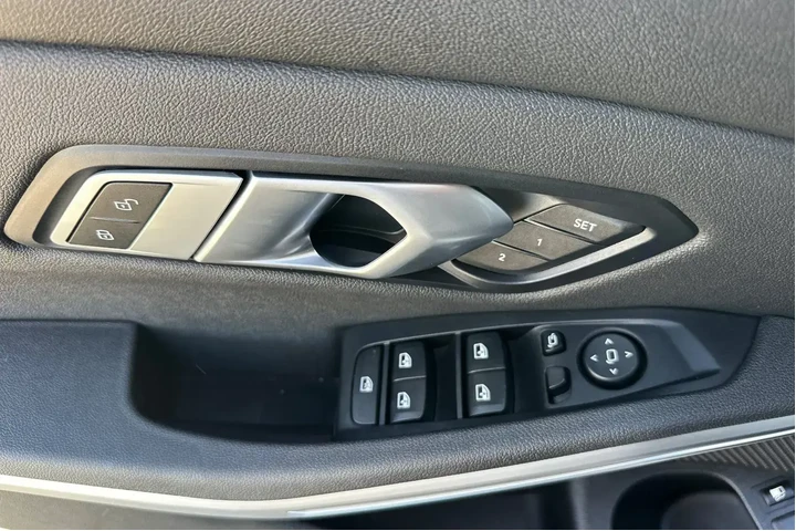 $28400 : BMW 3 Series 2021 330e 4dr S image 10