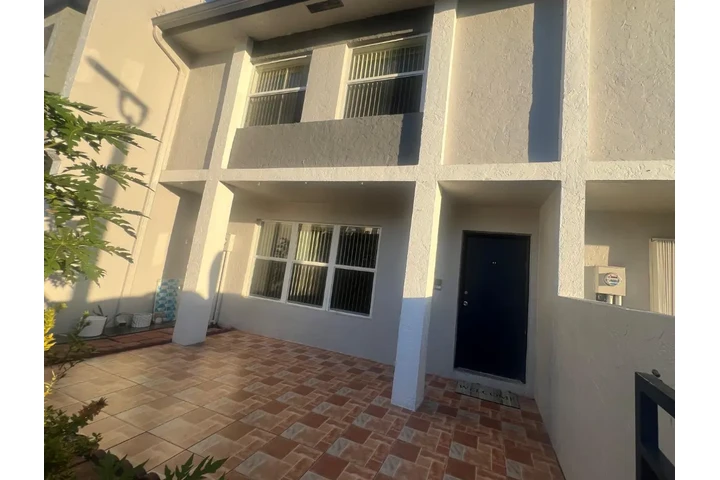 $900 : RENTO HABITACIÓN EN KENDALL image 3