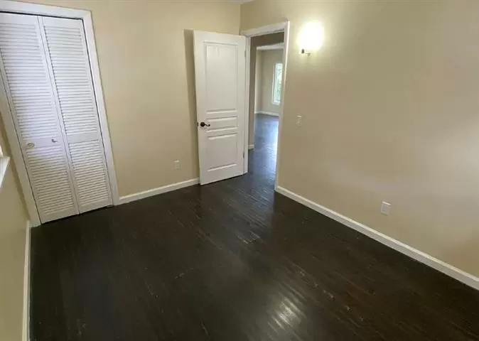 $1000 : Welcome Home To This 1bed 1Ba image 3